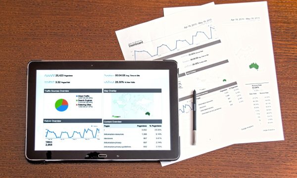 souju1.ai 使用反馈场景，办公室桌面上打开的资料清单与笔记